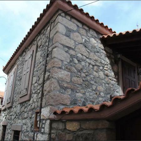 Villa Wood And Stone In The Path Of Lava Antissa Esterno foto