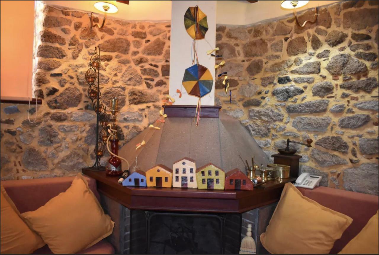 Villa Wood And Stone In The Path Of Lava Antissa Esterno foto