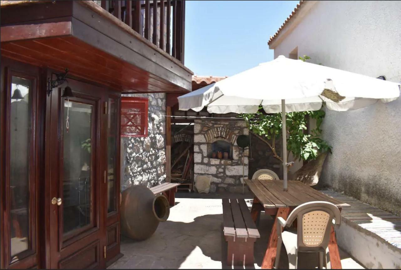 Villa Wood And Stone In The Path Of Lava Antissa Esterno foto