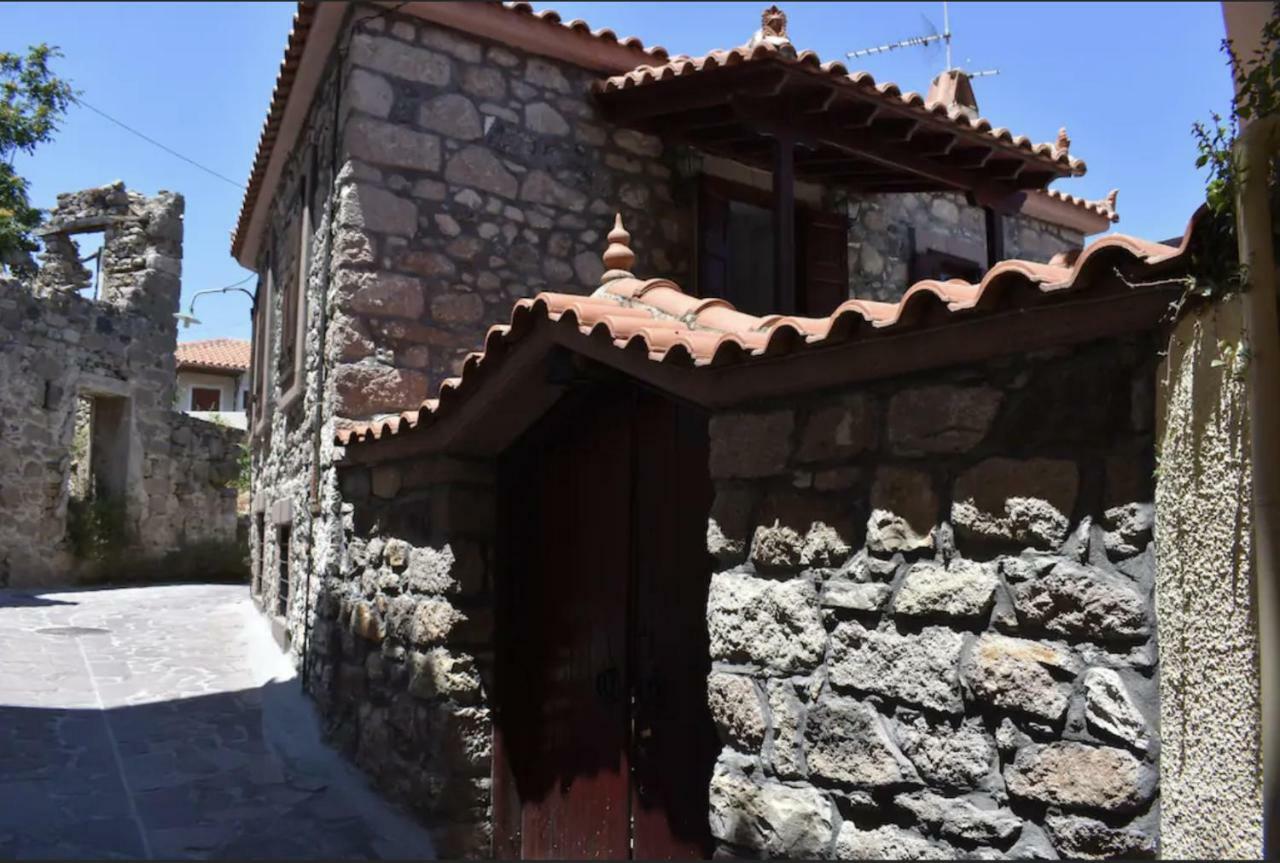 Villa Wood And Stone In The Path Of Lava Antissa Esterno foto