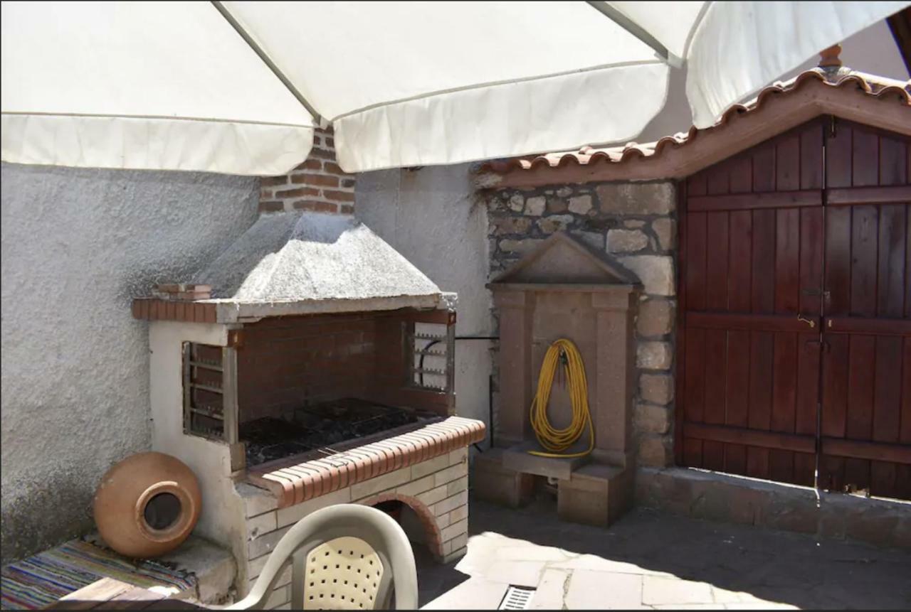 Villa Wood And Stone In The Path Of Lava Antissa Esterno foto