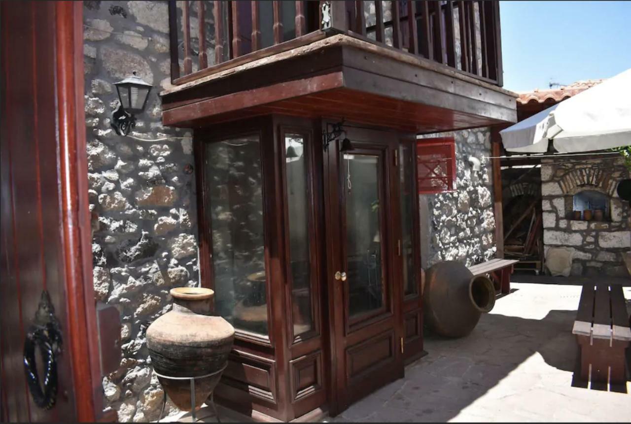Villa Wood And Stone In The Path Of Lava Antissa Esterno foto