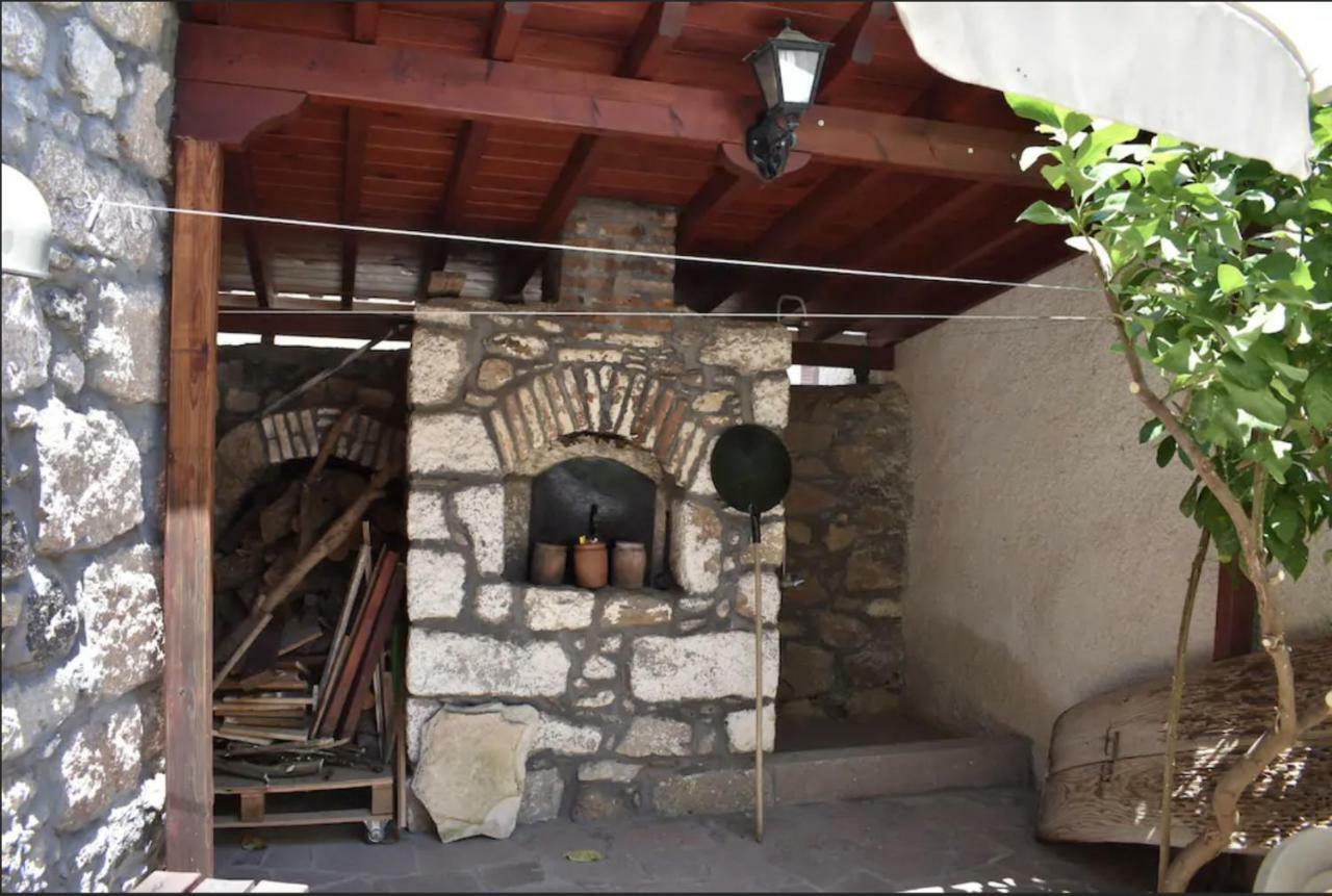 Villa Wood And Stone In The Path Of Lava Antissa Esterno foto