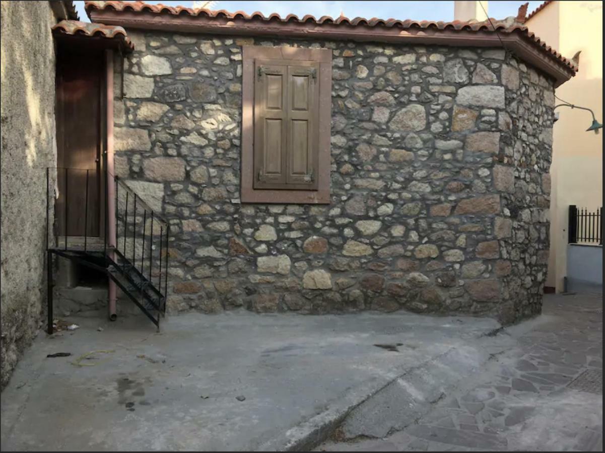 Villa Wood And Stone In The Path Of Lava Antissa Esterno foto