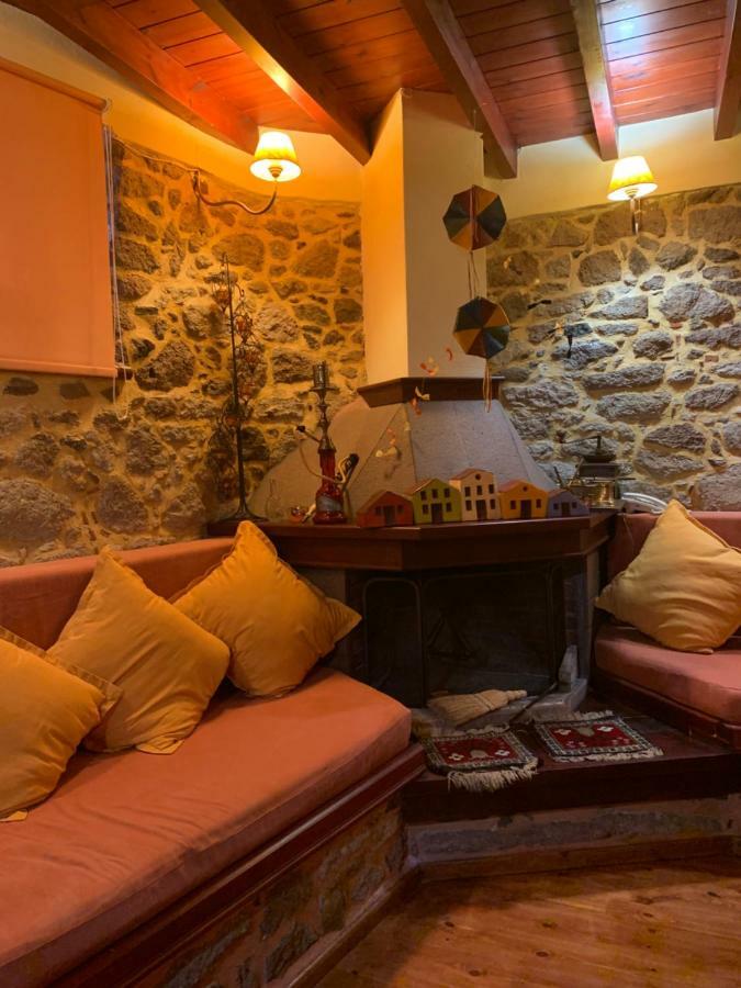 Villa Wood And Stone In The Path Of Lava Antissa Esterno foto