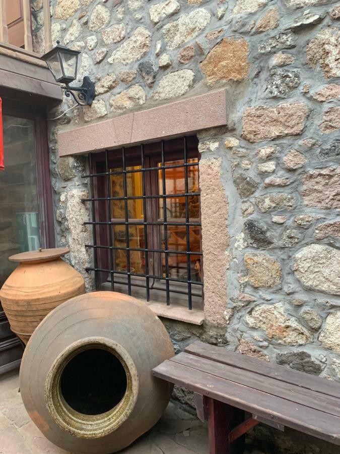 Villa Wood And Stone In The Path Of Lava Antissa Esterno foto
